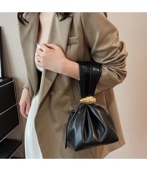 High end, niche and peculiar small bags for women in autumn and winter 2024, new retro pleated mini bucket bag